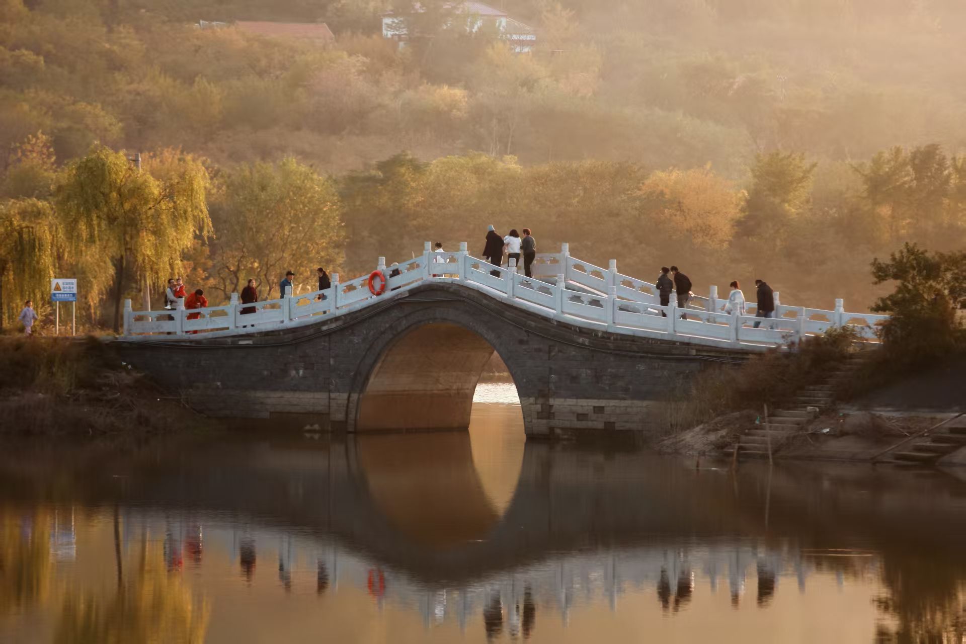 赣榆农商行 程超男《秋光渡桥》
